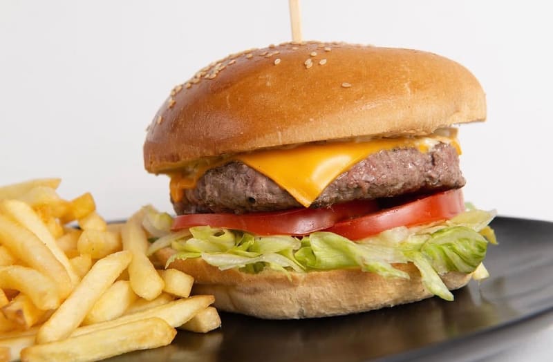 Burger maison et frites du Warm Up