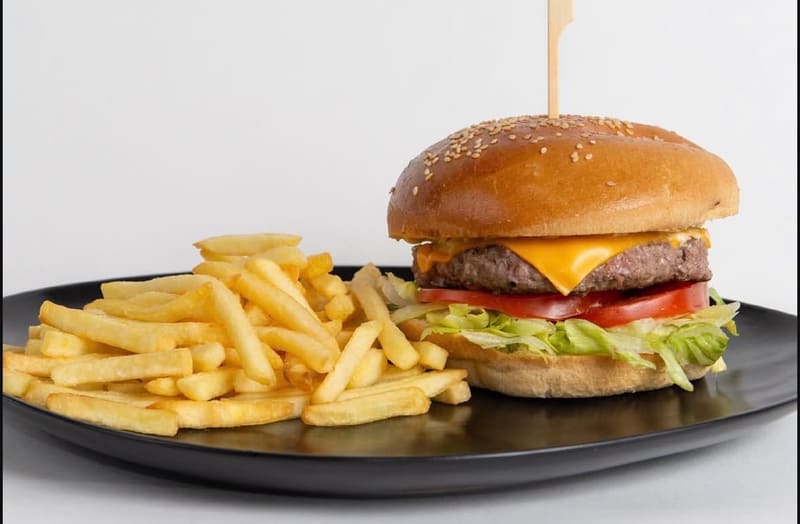 Burger maison, cheddar, tomate et frites