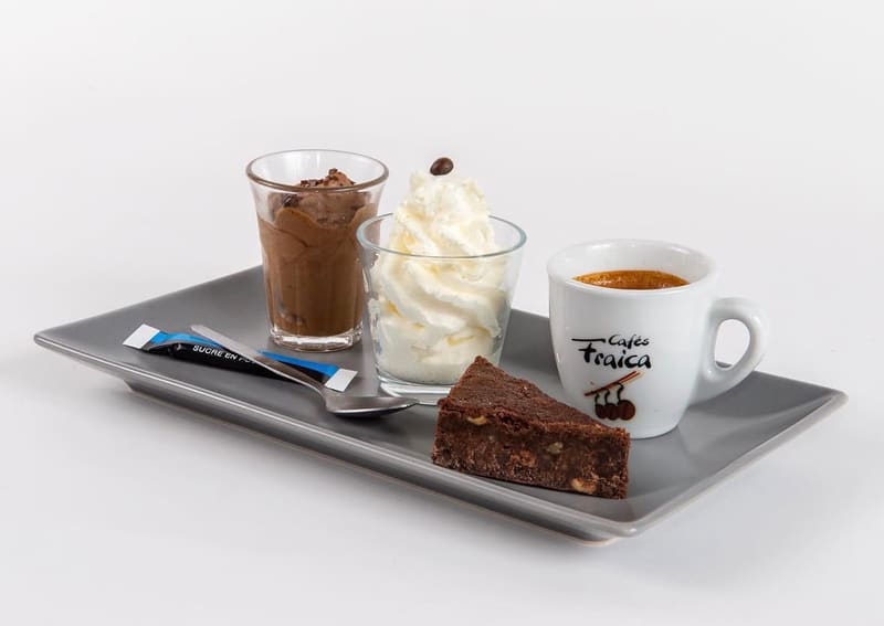 Café gourmand : mousse au chocolat, chantilly et brownie