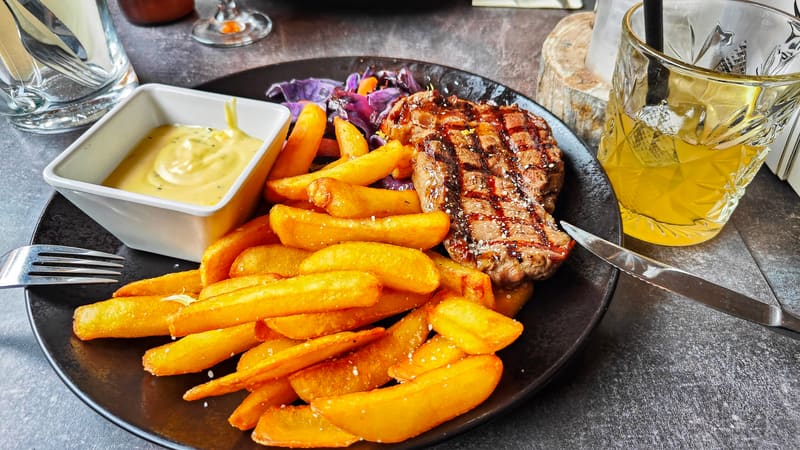 Viande grillée et frites