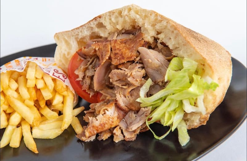 Kebab en pain, salade et tomate