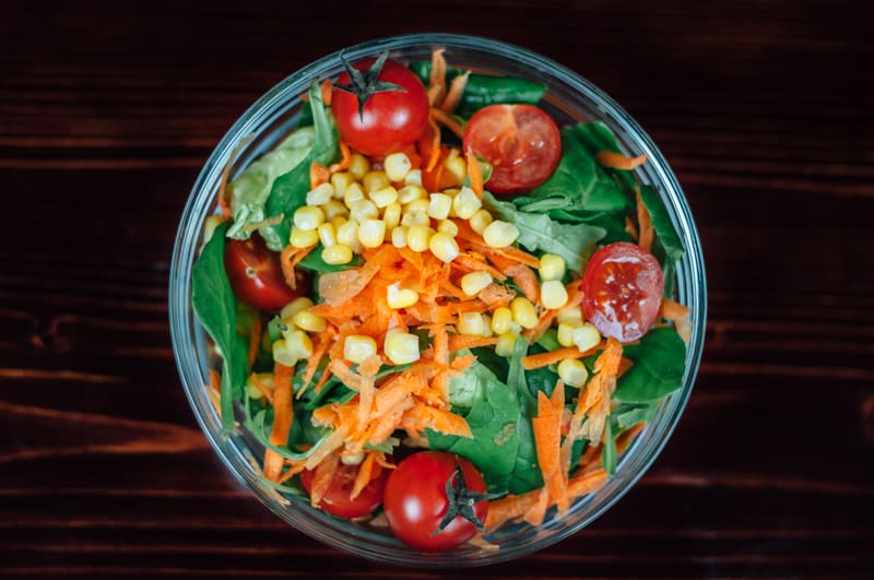 Salade composée, tomates cerises et maïs